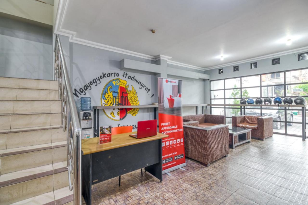 RedDoorz Hostel near Stadion Mandala Krida Yogya Yogyakarta Exterior foto